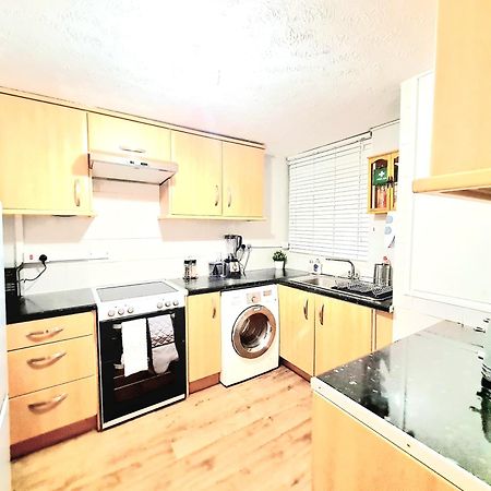 Cosy Luxurious 3 Bedroom House, Free Parking, Free Wifi, Private Garden, Free Netflix Havering Extérieur photo