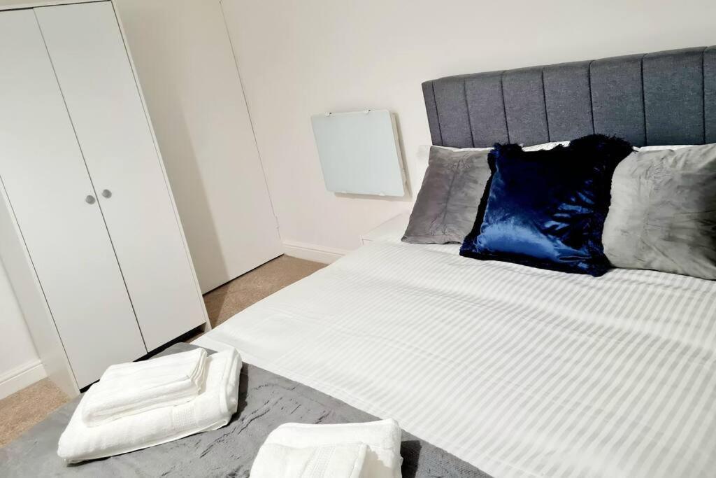 Cosy Luxurious 3 Bedroom House, Free Parking, Free Wifi, Private Garden, Free Netflix Havering Extérieur photo